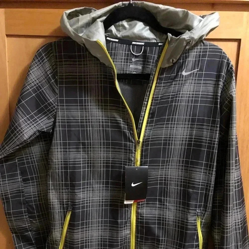 New Woman’s Lightweight NIKE RUNNER JACKET- WINDBREAKER SIZE XS